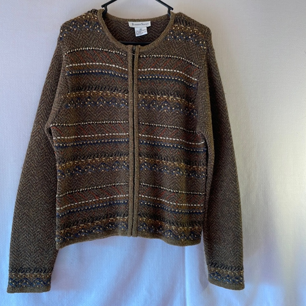 The size on the tag says extra large, but it looks to me as if it's a large